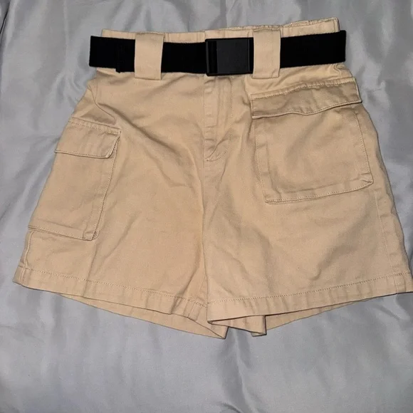 Aritzia TNA Tan Cargo Shorts with Black Belt - Picture 2 of 8